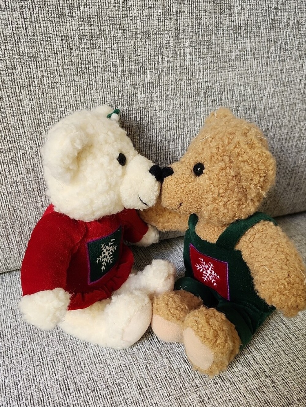 Hallmark Vintage Kiss Me Mistletoe Bear Two Bears NEW WO TAG